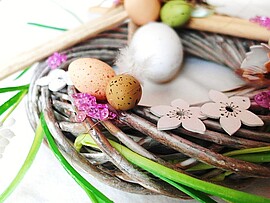 Banner Osterdeko selbst gemacht - Basteln eines Oster-Weiden-Windlichtes