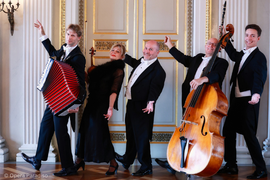 Banner Opera Paradiso. Musiker der Bayerischen Staatsoper und ein Akkordeonweltmeister